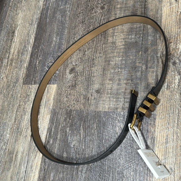 Gorgeous gold-tone hardware highlights this sleek belt from MICHAEL Michael Kors - Picture 3 of 10
